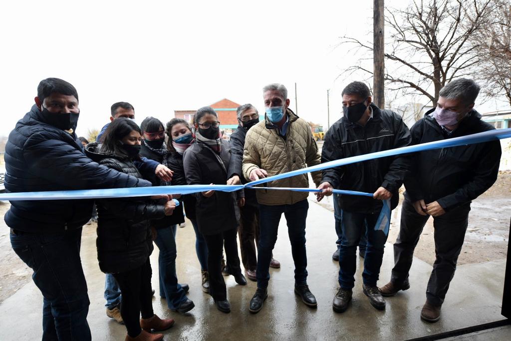 Arcioni en Paso de Indios: Entregó viviendas, inauguró un playón deportivo, recorrió obras en ejecución y dijo que “la gente nos alienta y nos da fuerza para seguir por este camino”