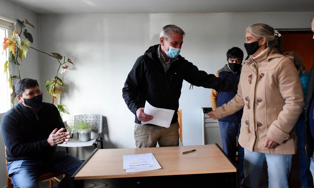 El gobernador firmó convenios para la construcción de viviendas en seis comunas rurales