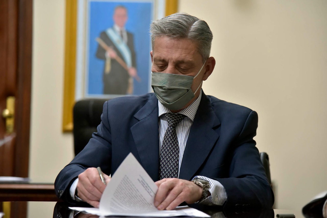 Arcioni promulgó la Ley de adhesión al Consejo Federal para la prevención y el abordaje de femicidios, travesticidios y transfemicidios