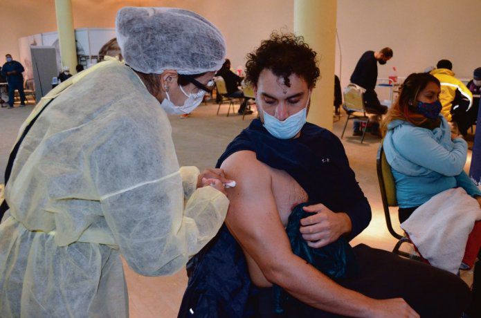 Vacunas de AstraZeneca y Pfizer mostraron efectividad contra variantes Delta y Kappa