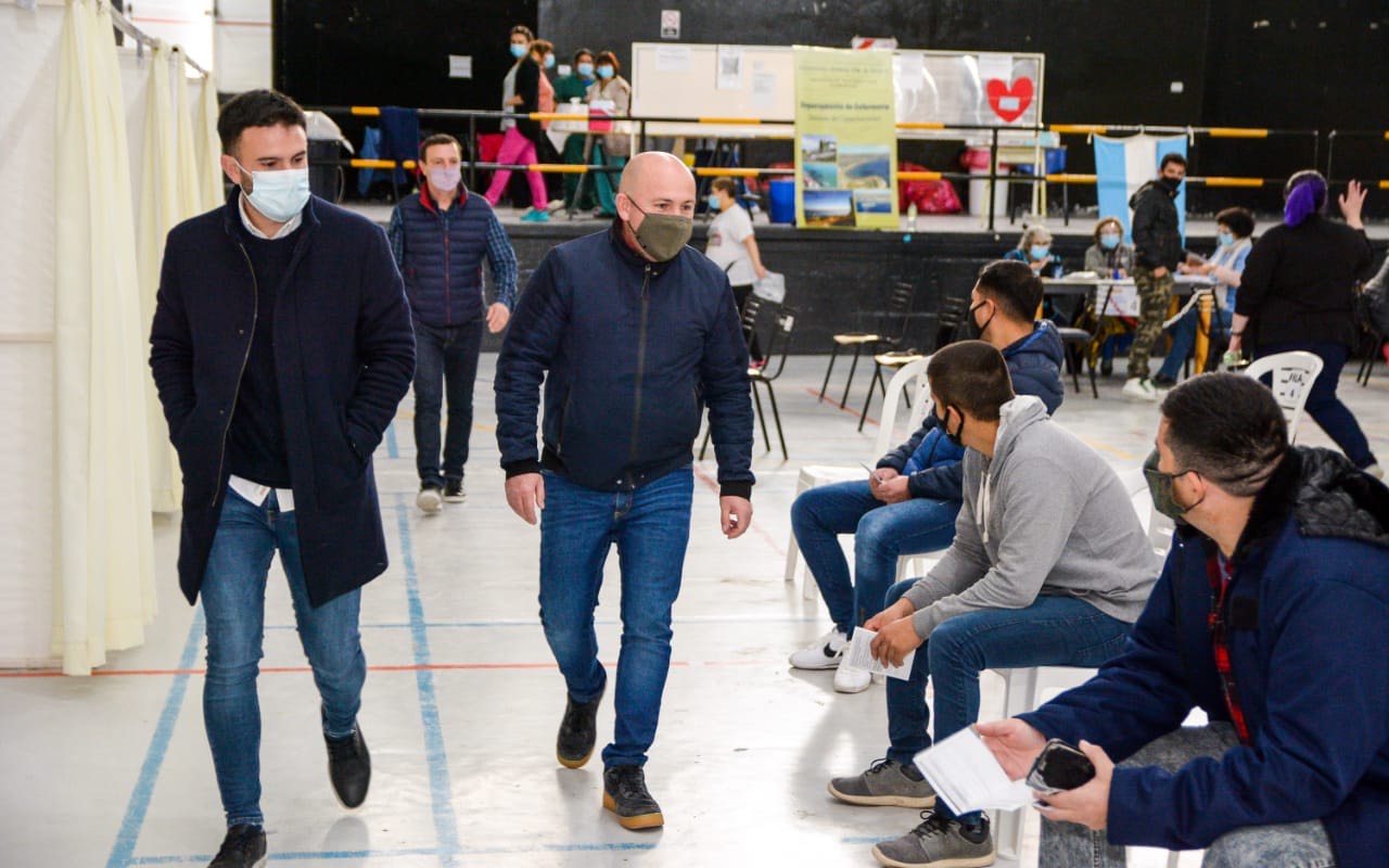 Sastre recorrió el vacunatorio junto a Leunda y anunció que a partir de mañana martes se atenderá desde las 8 de la mañana hasta las 21 de corrido y sin pausa