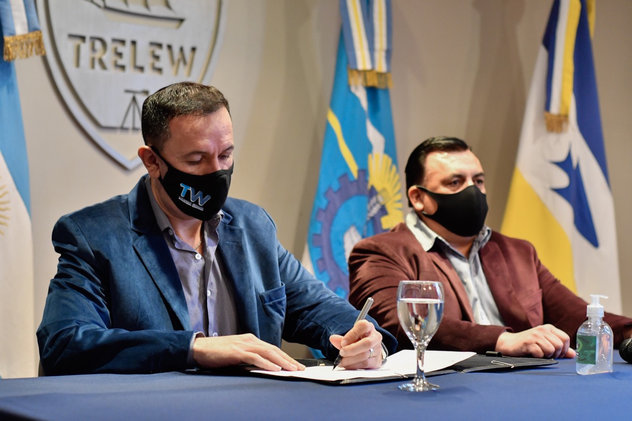 Maderna firmó nuevas incorporaciones de jóvenes a su primer trabajo en comercios locales