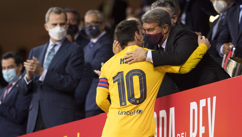 “Las botas de Messi seguirán en el Camp Nou, quiere quedarse”, afirmó Laporta