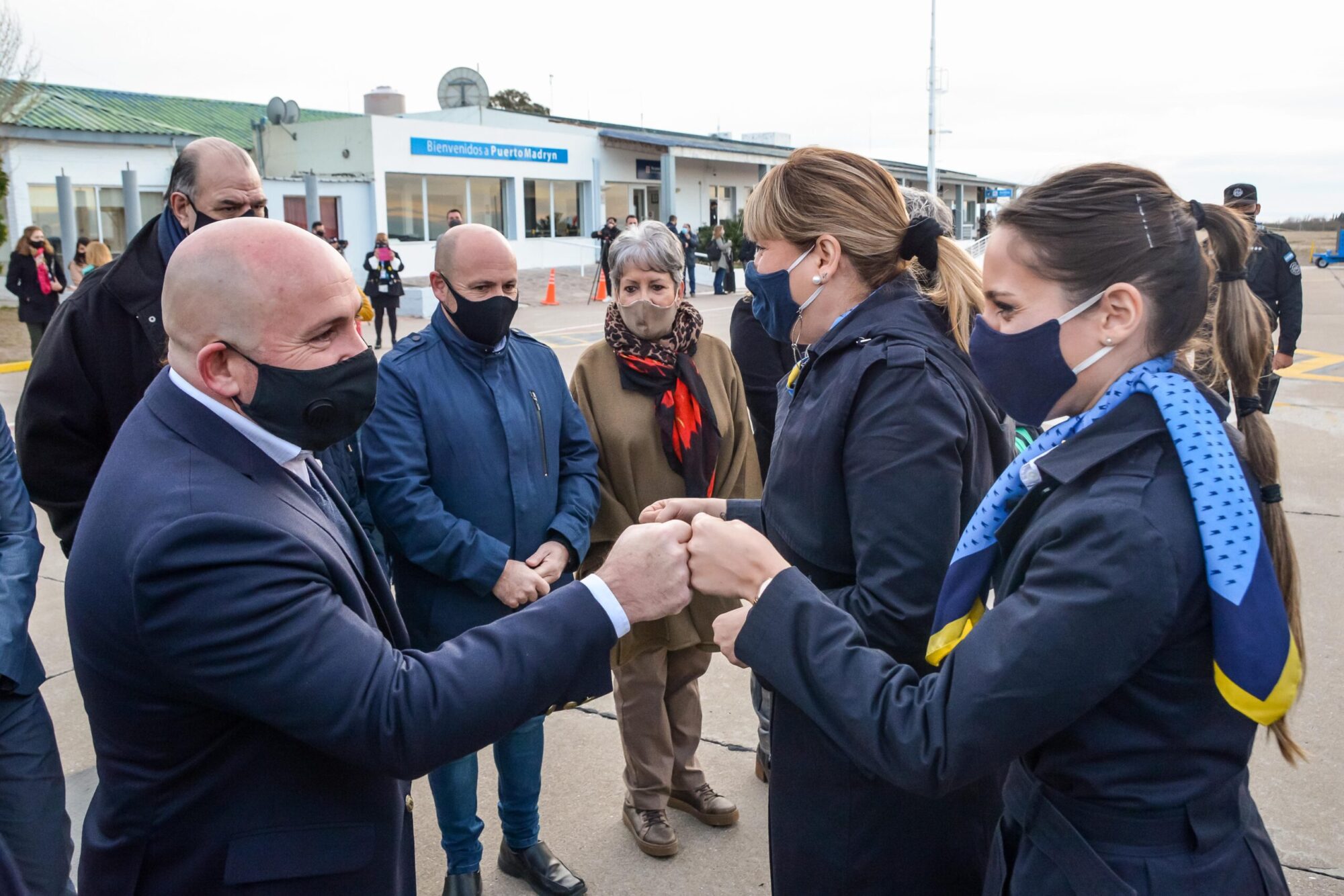 El vicegobernador y el intendente catalogaron como “hecho histórico” la llegada del primer vuelo de Aerolíneas Argentinas a Madryn