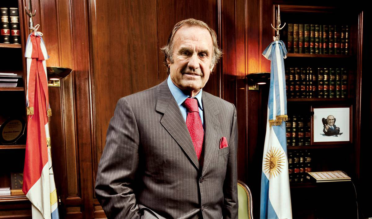Con una ceremonia íntima, despiden los restos del senador Reutemann