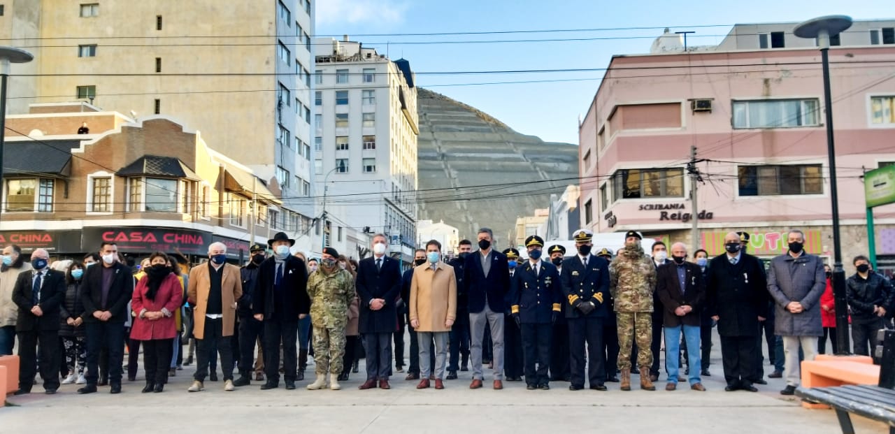 El gobernador encabezó en Comodoro Rivadavia junto a Luque y Menna el acto por el Día de la Independencia