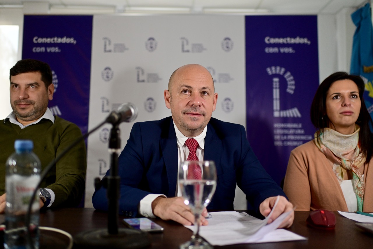 Legislatura aprobó el endeudamiento de $ 5.000 millones solicitado por Arcioni para pagar deuda salarial con la abstención del PJ