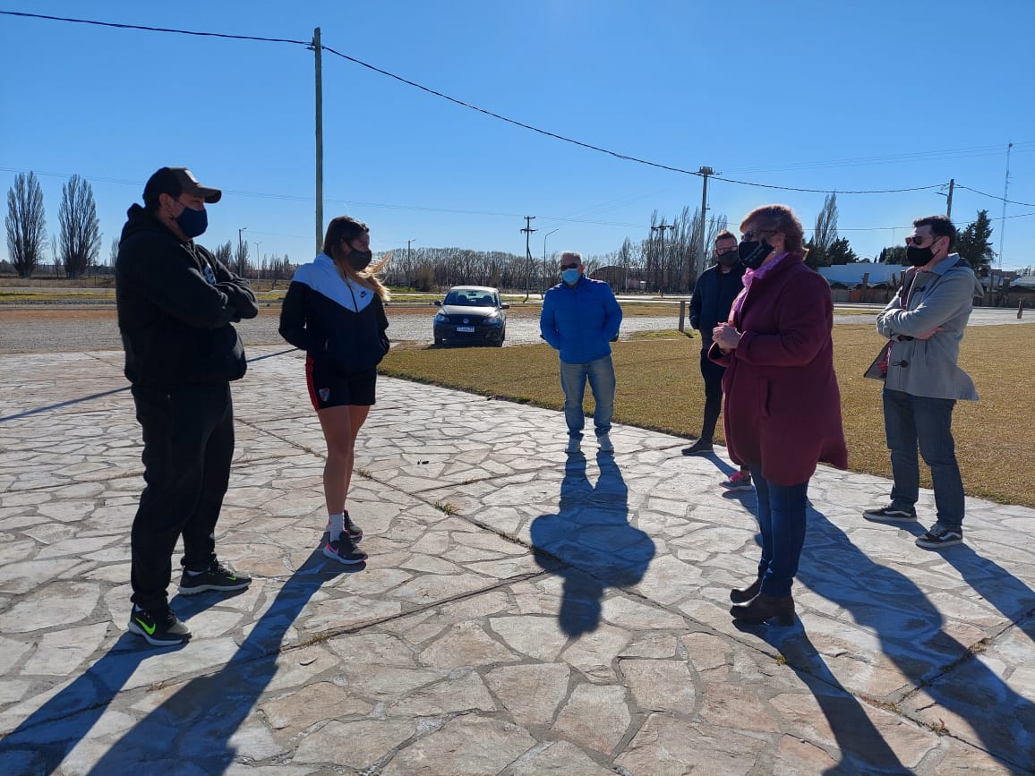 Orlando Vera y la Indentente Agüero recibieron a la jugadora de River y Argentina Melina Melipil en 28 de Julio