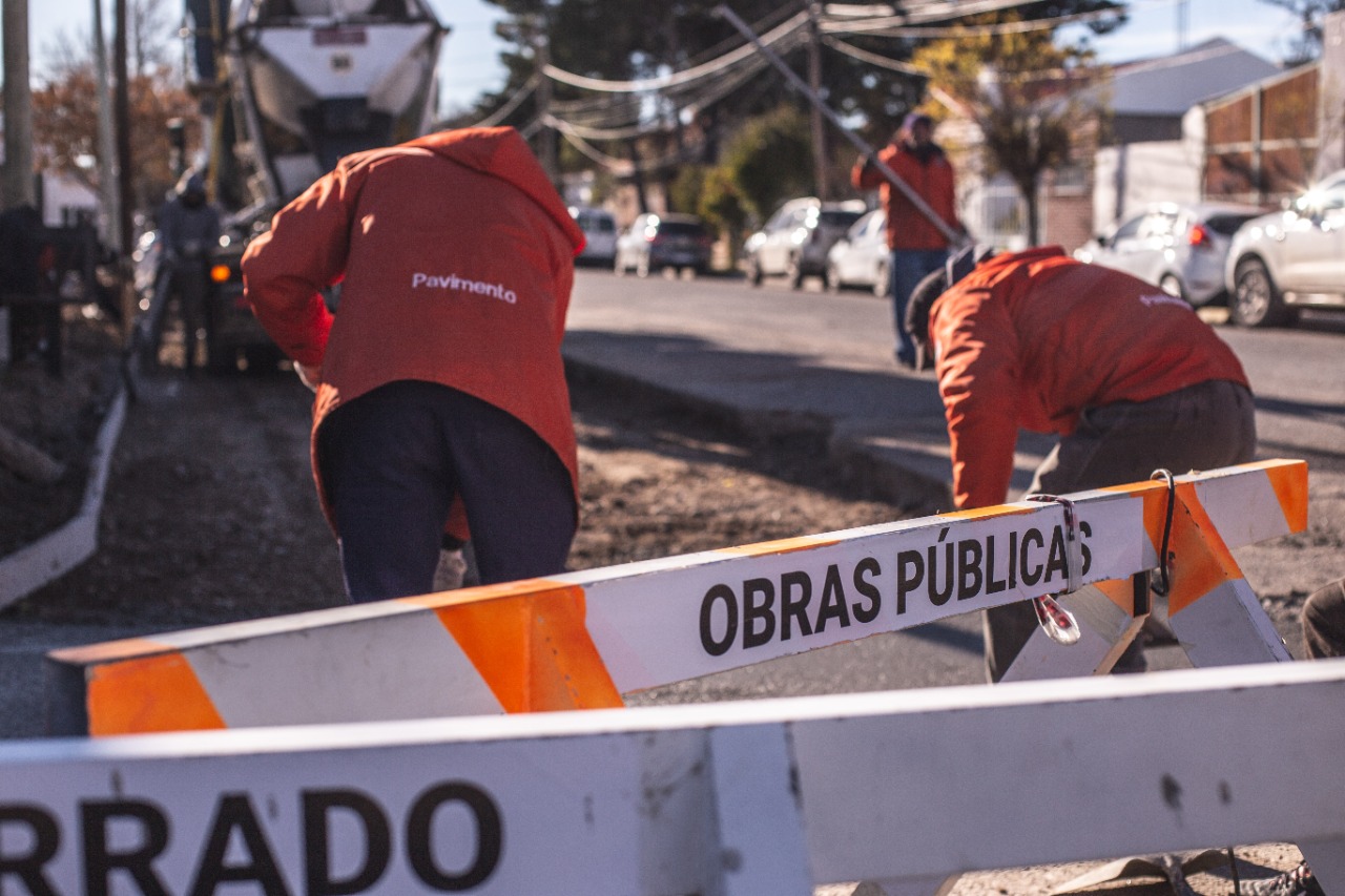 Rawson: Avanzan los trabajos de bacheo en calles céntricas