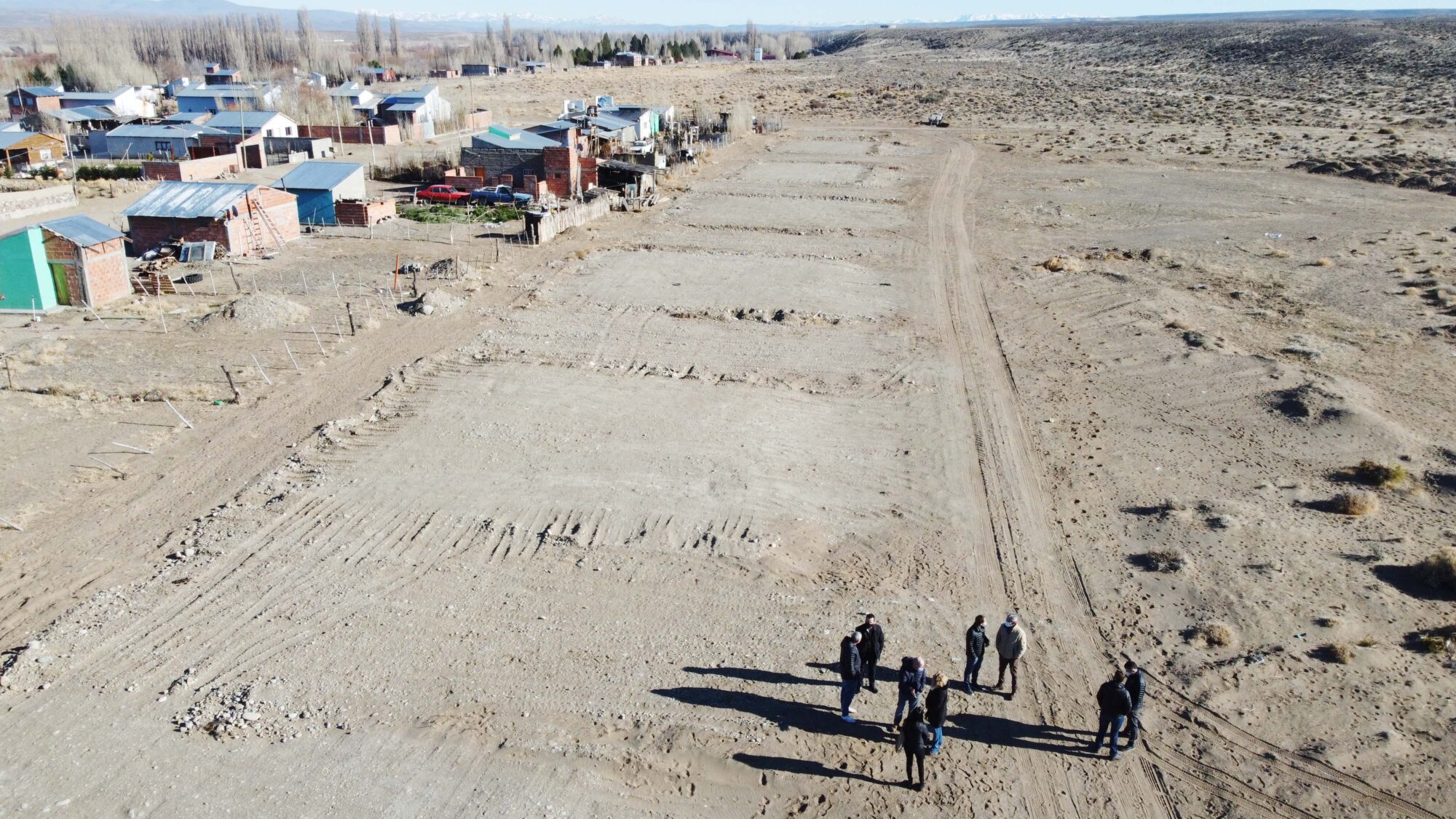 Arcioni firmó en Gualjaina la transferencia de tierras para construir 15 viviendas por un valor superior a los $ 90 millones