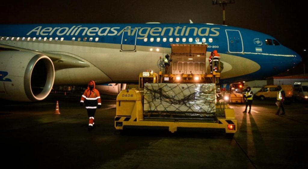 Esta tarde llega de Beijing otro avión de Aerolíneas Argentinas con más vacunas
