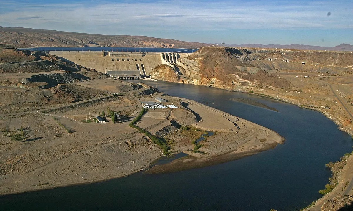Río Negro guardará agua en embalses para afrontar la crisis hídrica y busca extender lo máximo posible el comienzo de la temporada de riego