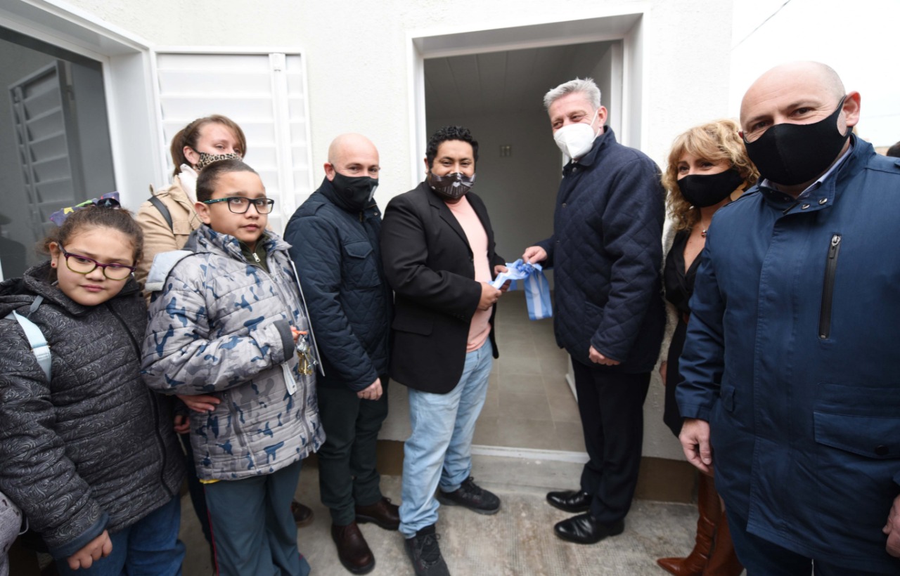 Arcioni dijo que durante su gestión ya se entregaron 1.300 viviendas y aseguró que hay 900 que se están construyendo con fondos propios