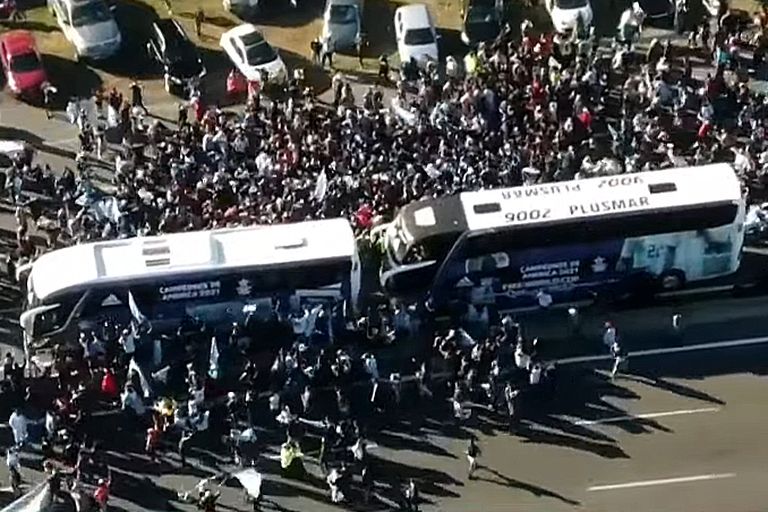 La selección Argentina ya está en el país y fue recibida por una caravana de hinchas