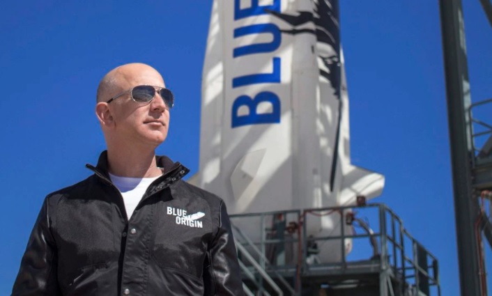 Jeff Bezos, el hombre más rico del mundo, parte hoy hacia el espacio exterior en su propia nave