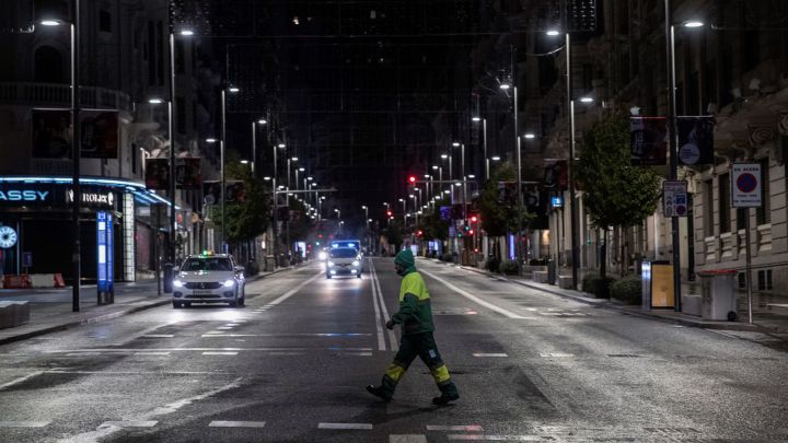 Vuelve el toque de queda a Barcelona y otros lugares turísticos para contener brotes de coronavirus