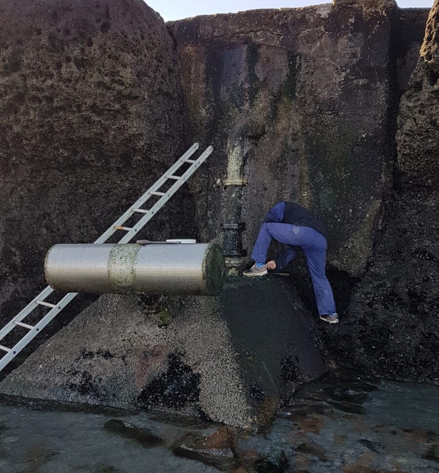 Realizan tareas de limpieza en el filtro de agua de mar en Puerto Pirámides