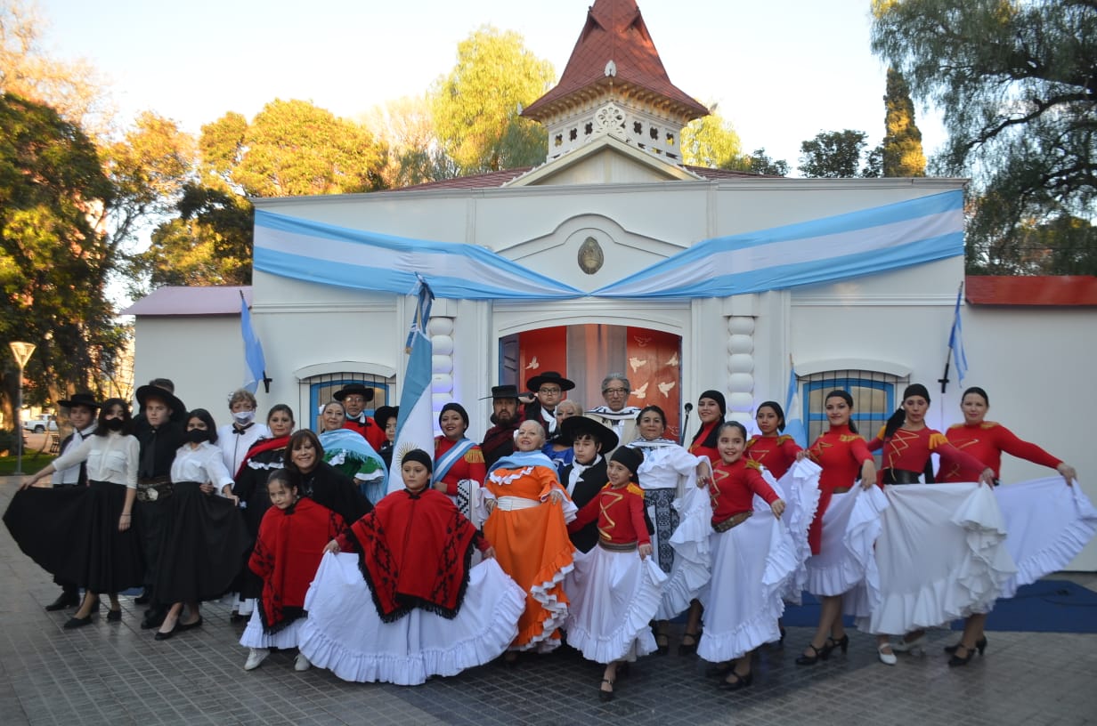 Trelew festejó el Día de la Independencia con un colorido acto y grupos de baile