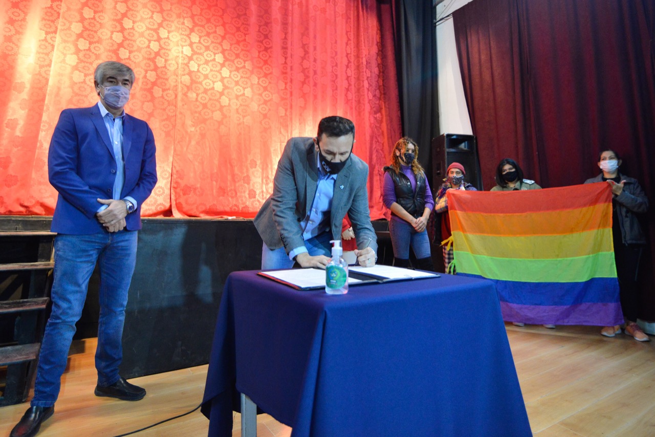 Maderna entregó microcréditos por más de 650.000 pesos y enviará aportes para productores damnificados de la Comarca Andina por $ 1.300.000