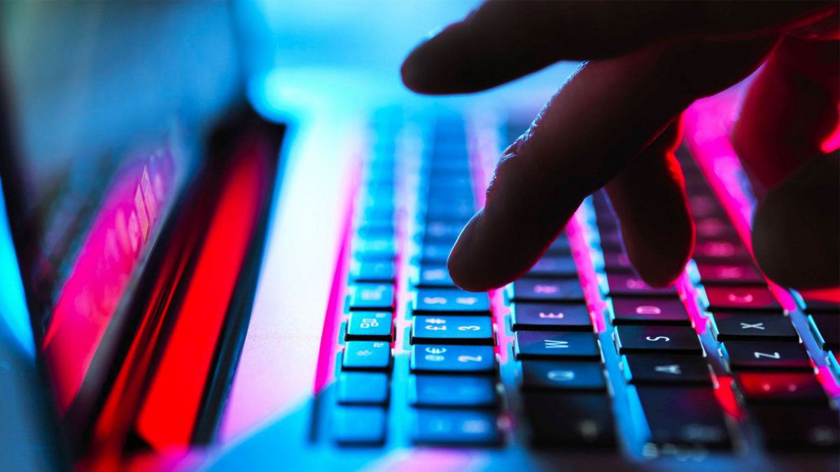 Esquel: Allanan domicilio de un operario de Defensa Civil porque habría creado un mail falso para desprestigiar a José Mazzei