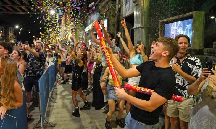 Inglaterra levanta las restricciones y celebra su “día de la libertad”