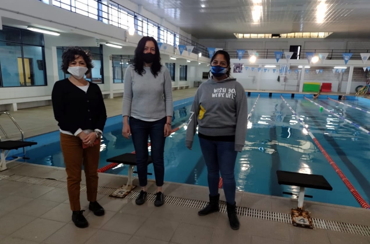Personas afiliadas de PAMI en la zona del Valle tendrán clases de natación con precios especiales en el Club de Gaiman