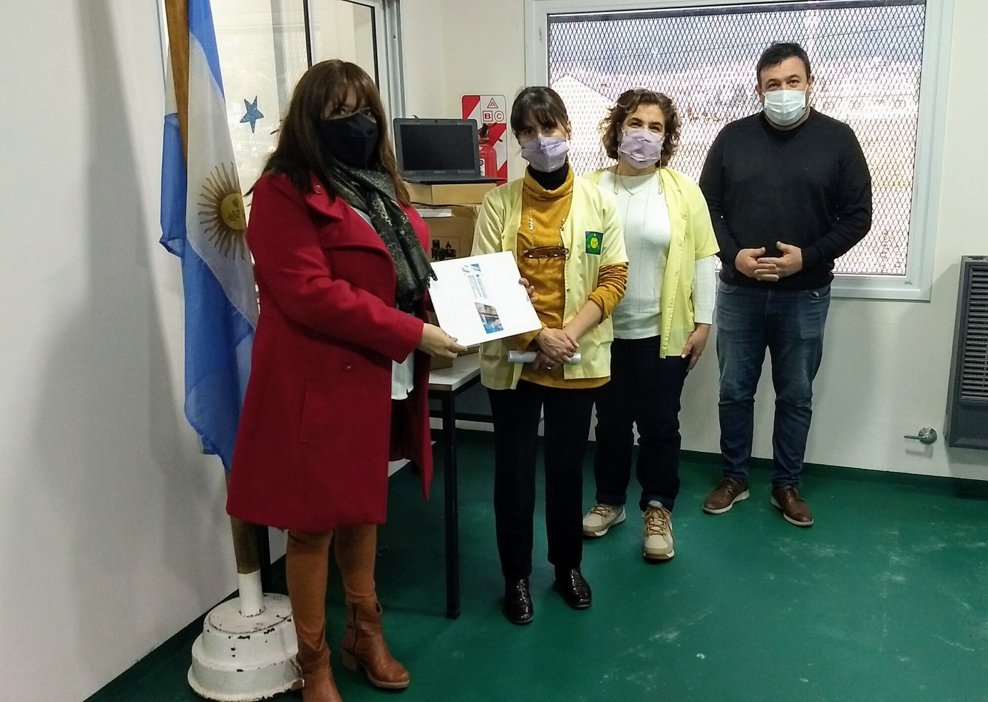 Esquel: Perata entregó computadoras a la Escuela “Cacique Inacayal”