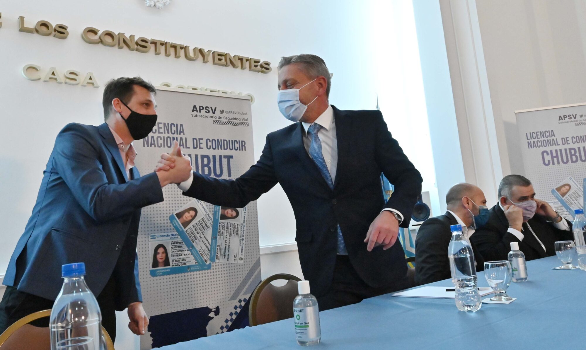 Arcioni firmó el convenio para implementar la Licencia Única Nacional de conducir en las 20 comunas rurales de Chubut