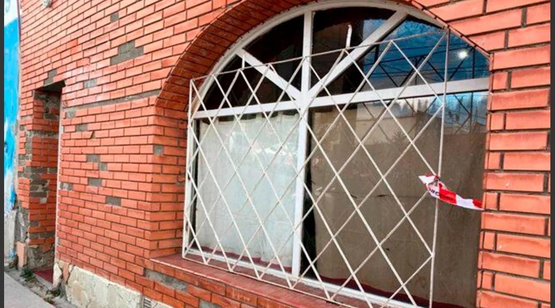 El joven de 16 años que mató a su padre de una puñalada en Comodoro Rivadavia recuperó la libertad y será interrogado en Cámara Gesell