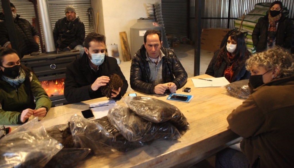 El Gobierno del Chubut entregó 25 mil plantines y fardos de pasto a productores afectados por los incendios en la Cordillera