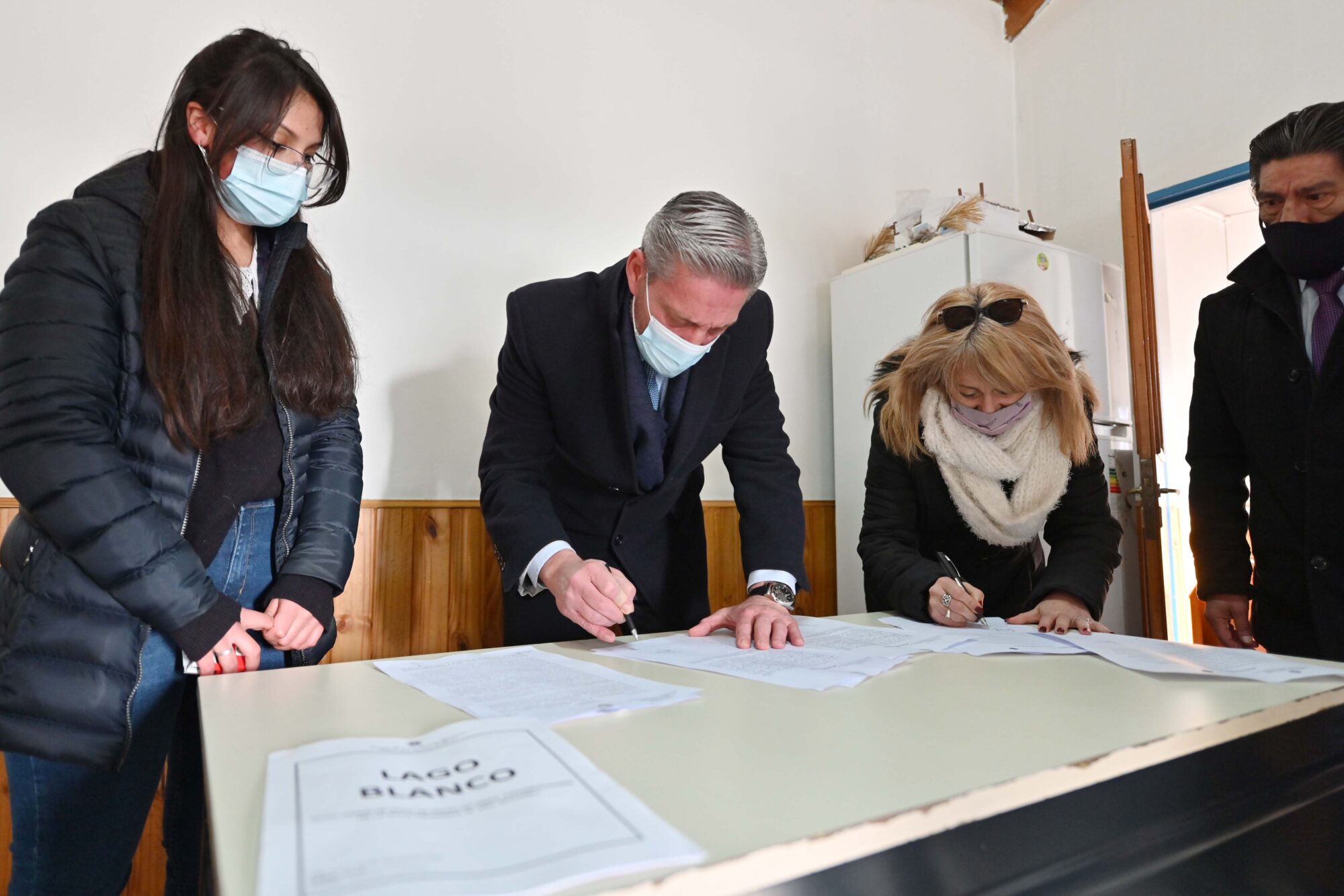Arcioni firmó convenios con las comunas de Lago Blanco y Aldea Beleiro para la realización de mejoramientos habitacionales y adoquinados