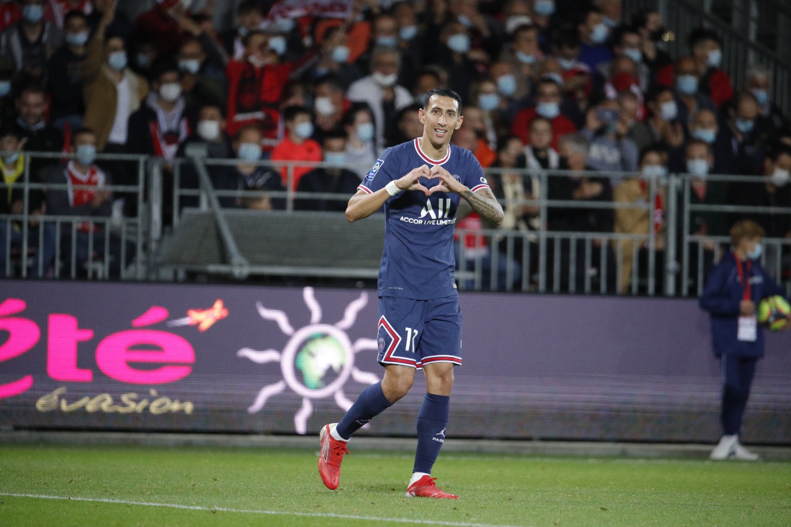 Di María marcó en su vuelta y PSG sigue en la punta mientras espera a Messi