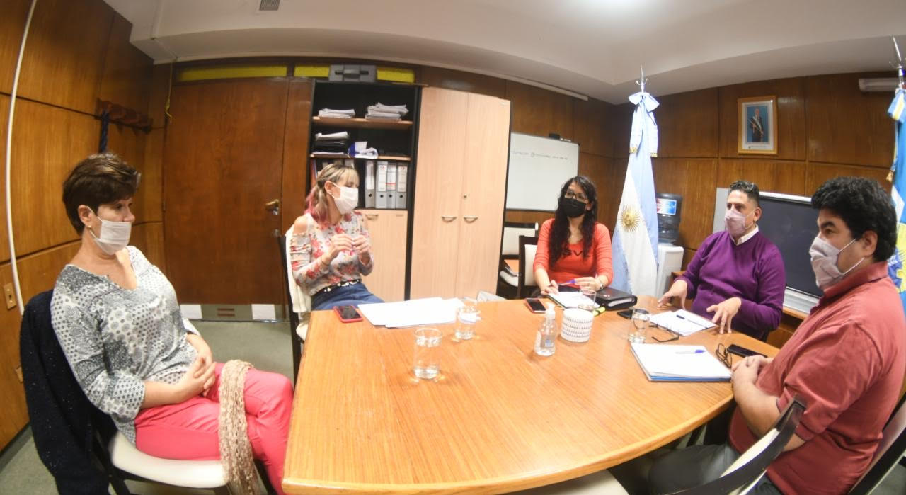 Coordinan medidas para aplicar en las 230 escuelas en las que se votará en las PASO