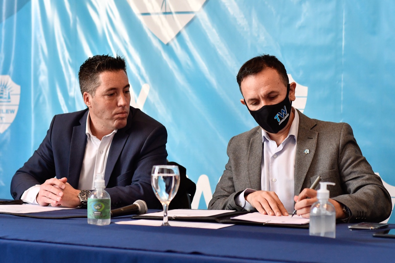 Maderna firmó convenio específico para la construcción de la rotonda de Muster, Nahuelquier y Centenario