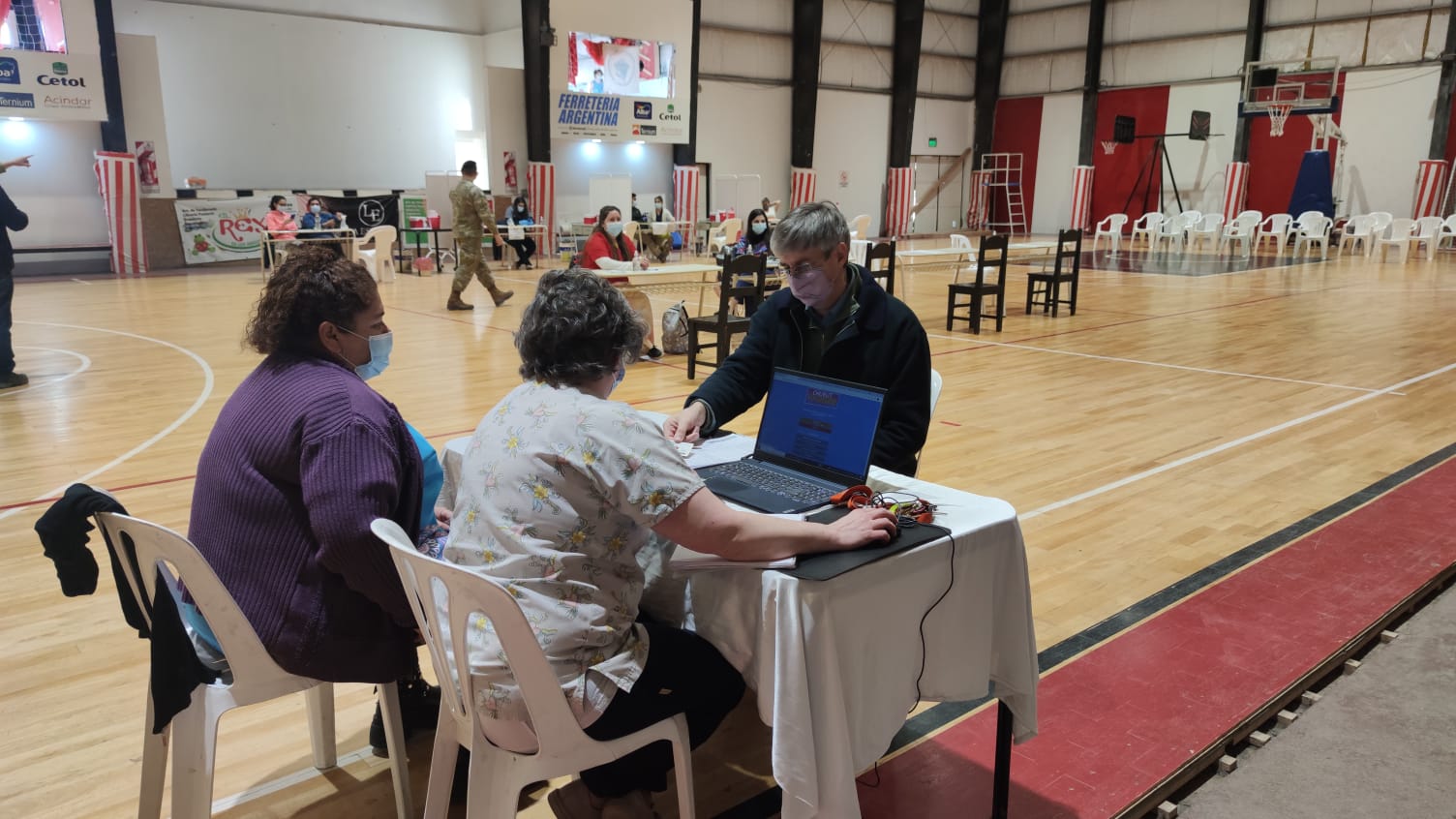 Ongarato se vacunó por primera vez contra el coronavirus y fue el último intendente de Chubut en comenzar el proceso de inmunización