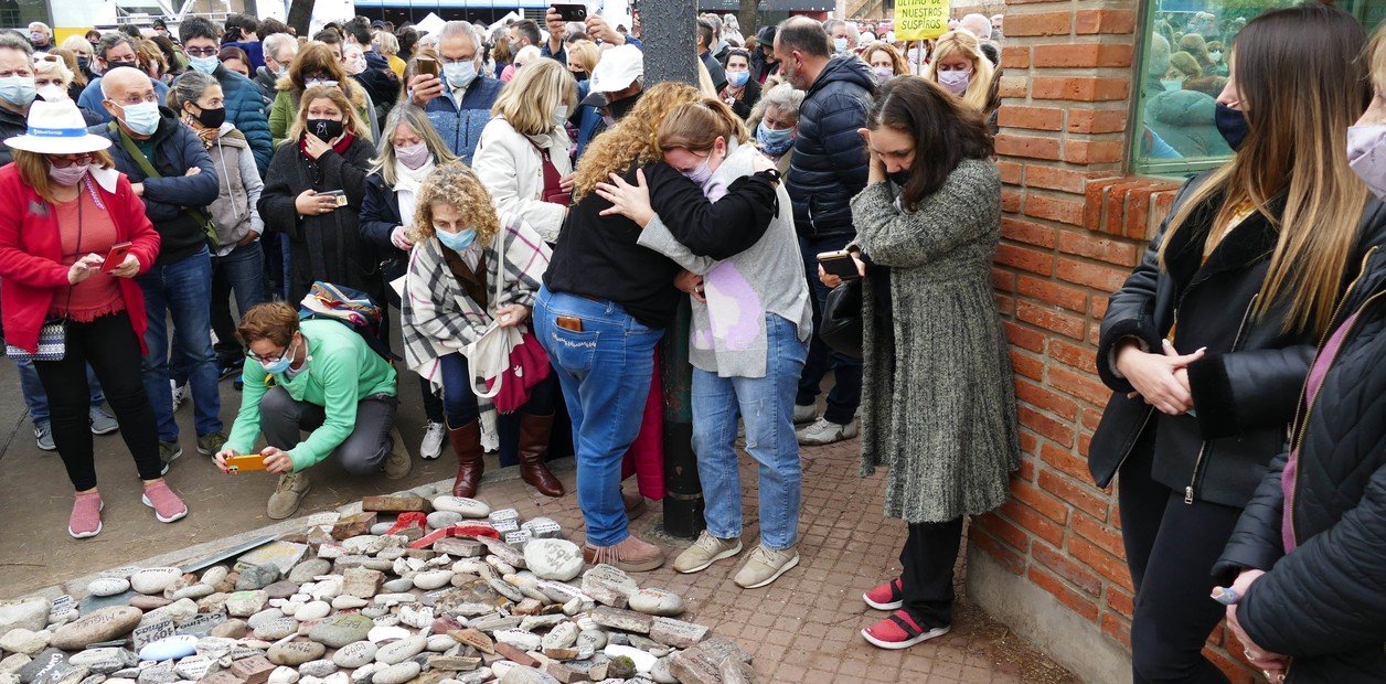 En silencio, con lágrimas e indignación, familias marcharon a la Quinta de Olivos para homenajear a fallecidos por Covid-19