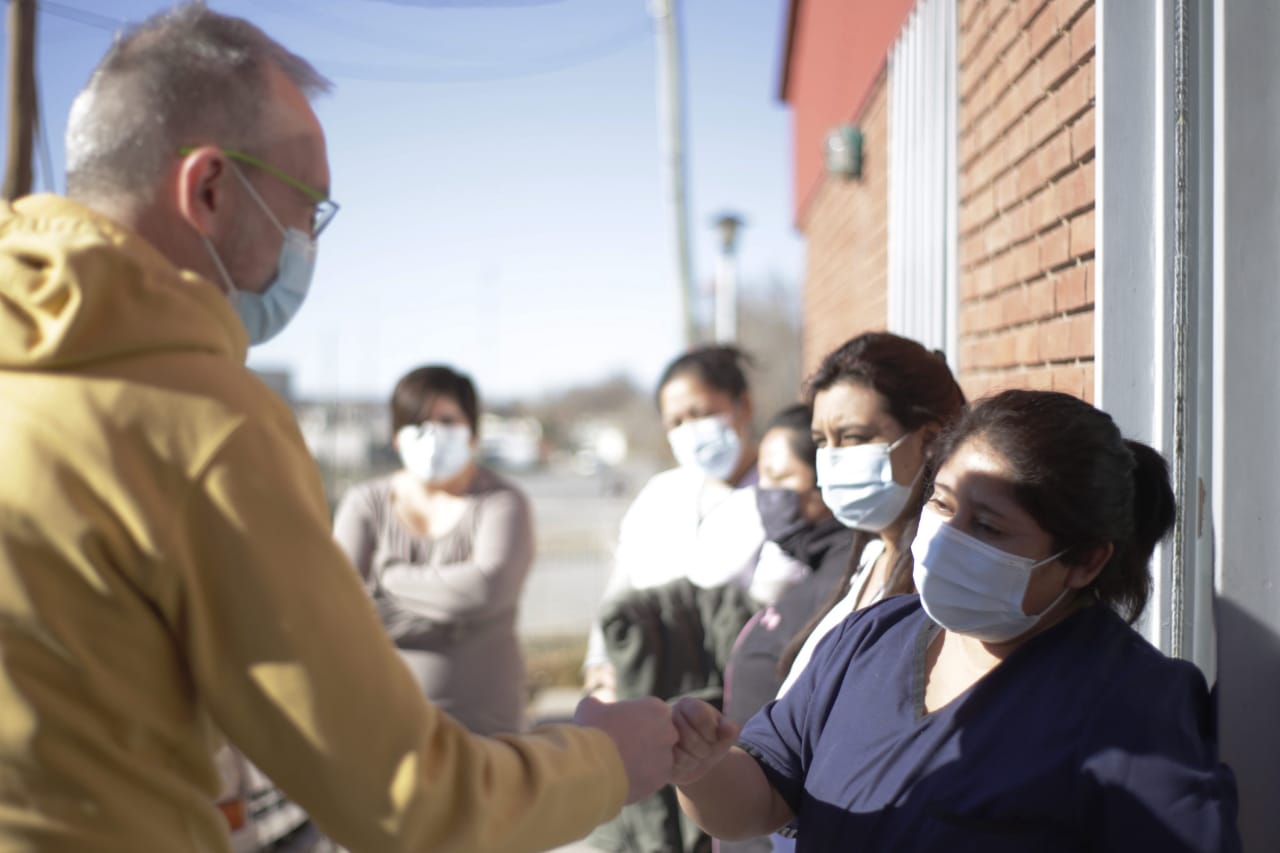 Puratich visitó el Hospital Rural de Paso de Indios y se reunió con el equipo directivo y el personal de salud