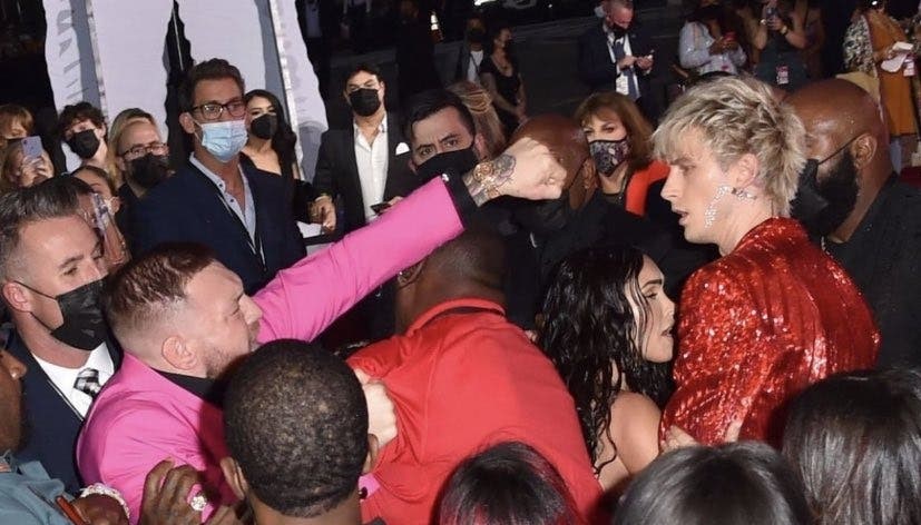 Conor McGregor y la pareja de Megan Fox se pelearon en la alfombra roja de los MTV Video Music Awards