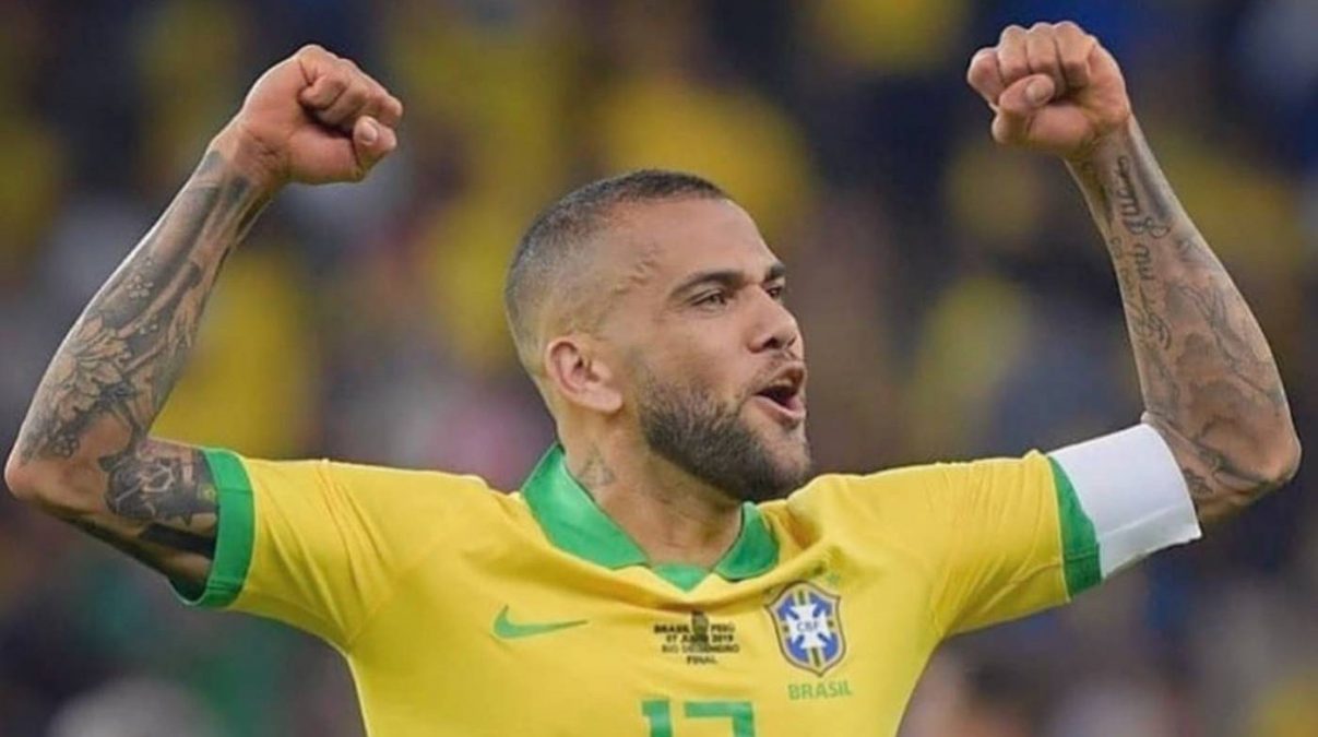 Dani Alves quedará libre hasta fin de año y en 2022 buscará club para jugar el Mundial