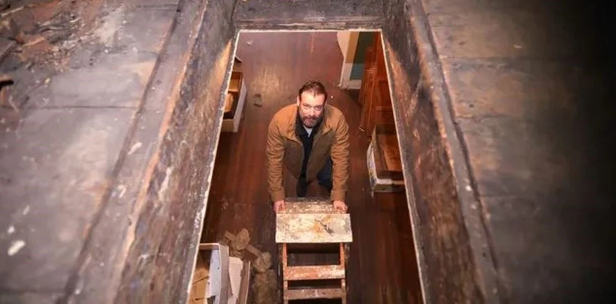 Revisaba el ático de su edificio nuevo y encuentra un tesoro valuado en más de 100.000 dólares