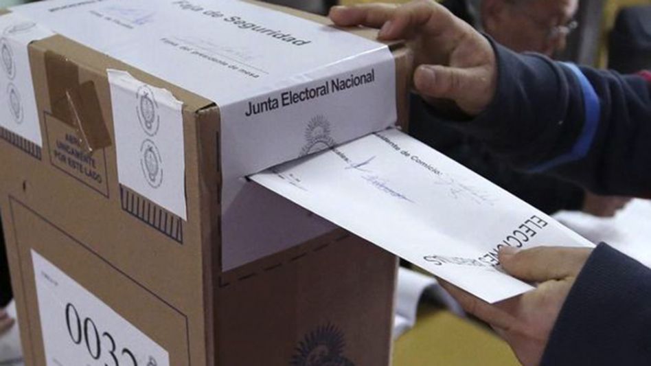 Autoridades electorales nacionales y de Chubut recomiendan no cerrar el sobre de votación con saliva