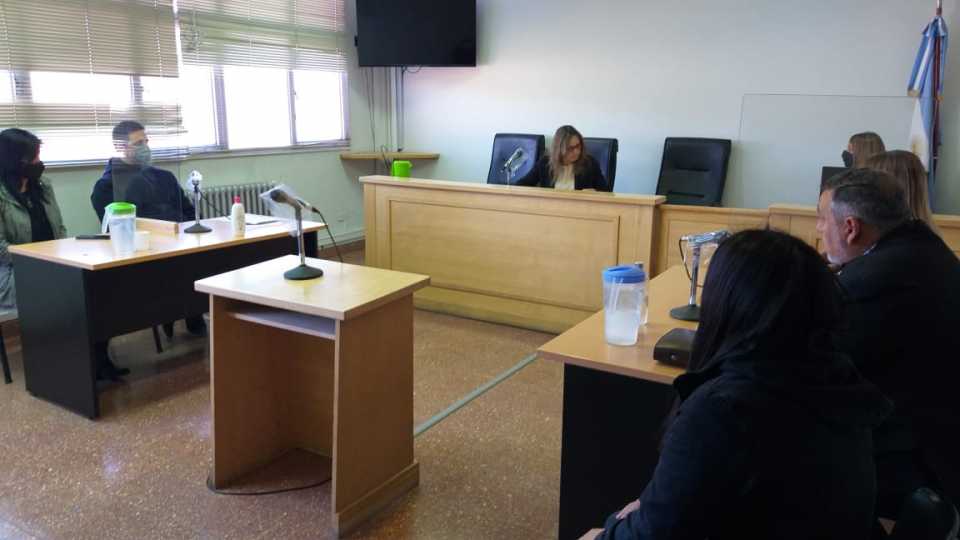 Empleada municipal de Esquel fue condenada por “coimear” para otorgar licencias de conducir truchas