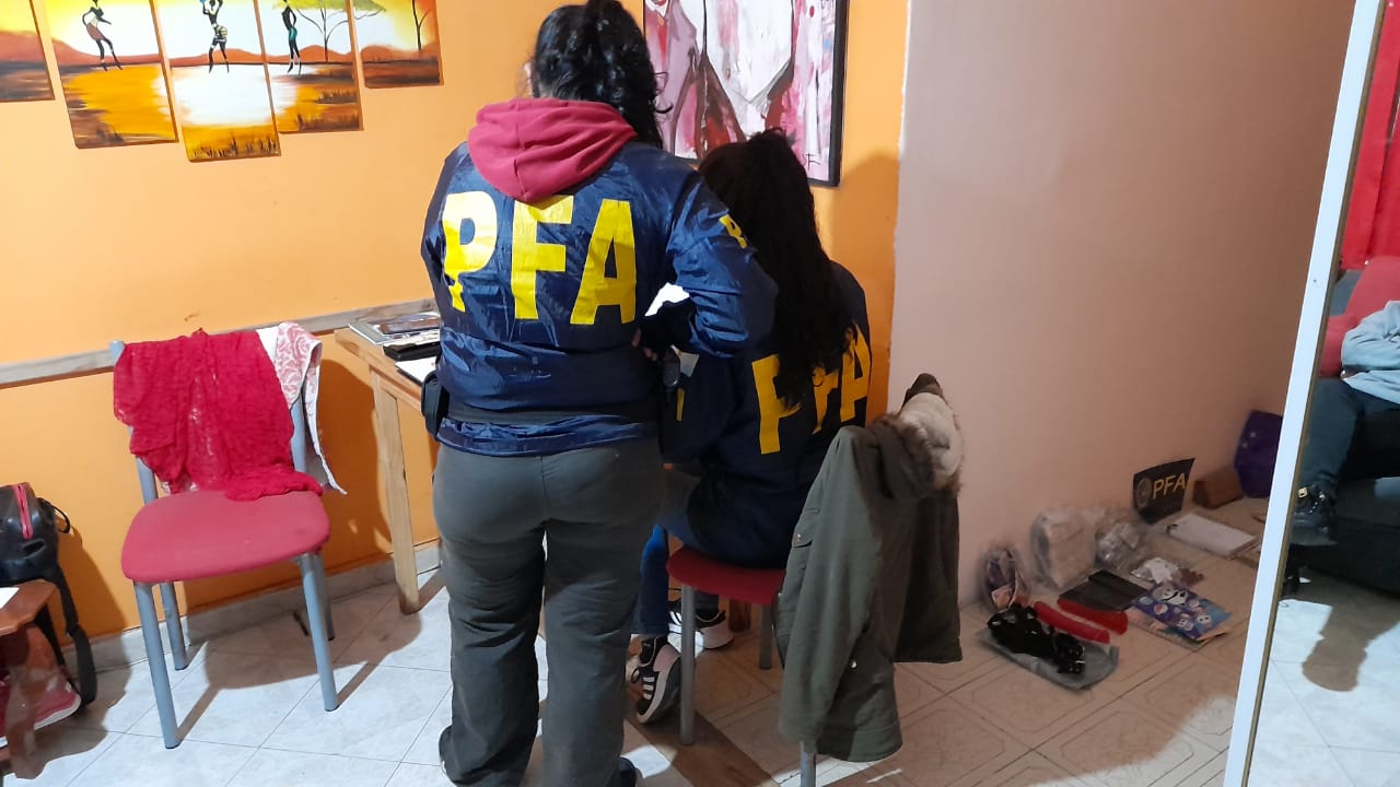 Trelew: Policía Federal realizó cuatro allanamientos en departamentos privados que funcionaban como vip en donde presuntamente había trata de personas