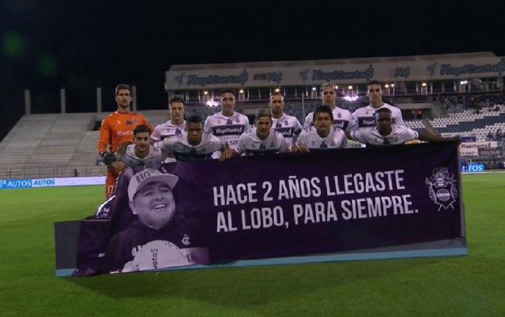 El homenaje de los jugadores de Gimnasia a Maradona a dos años de su llegada al “Lobo”