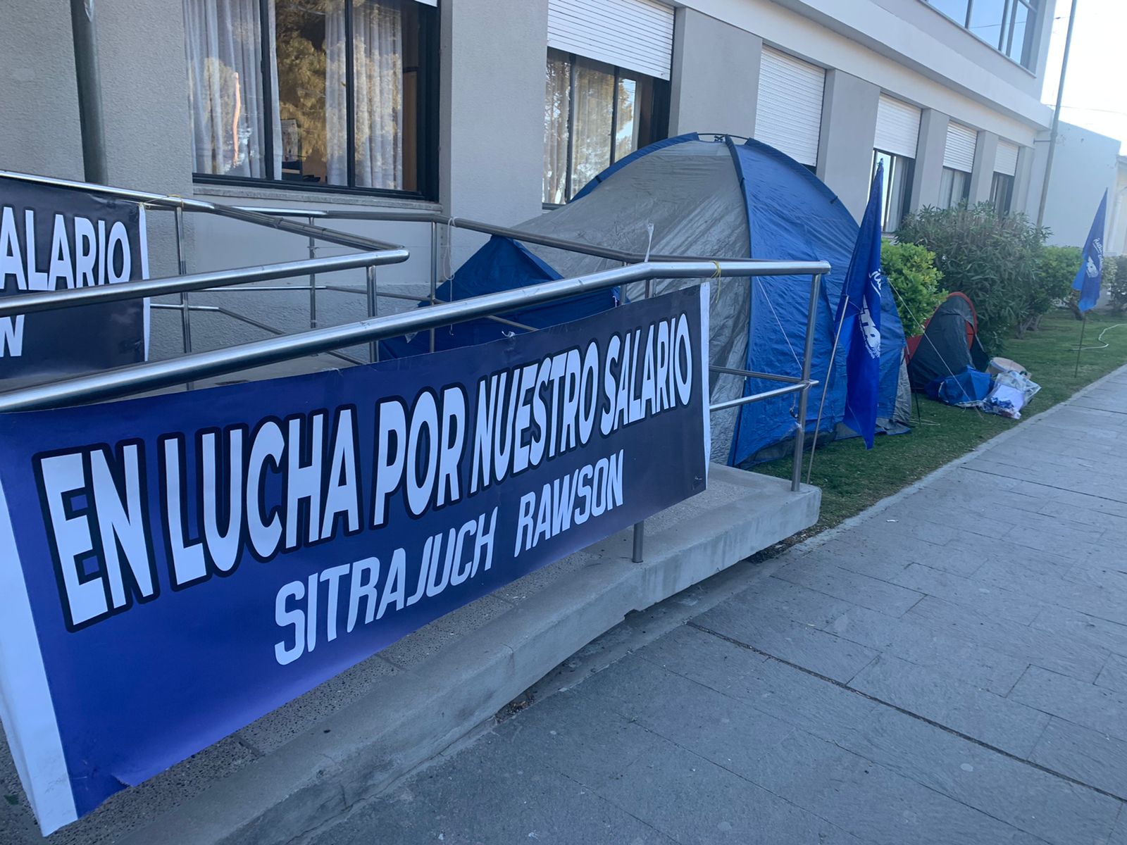 Judiciales iniciaron paro por 48 horas con acampe en el Superior Tribunal a la espera de una acordada que refleje la recomposición salarial
