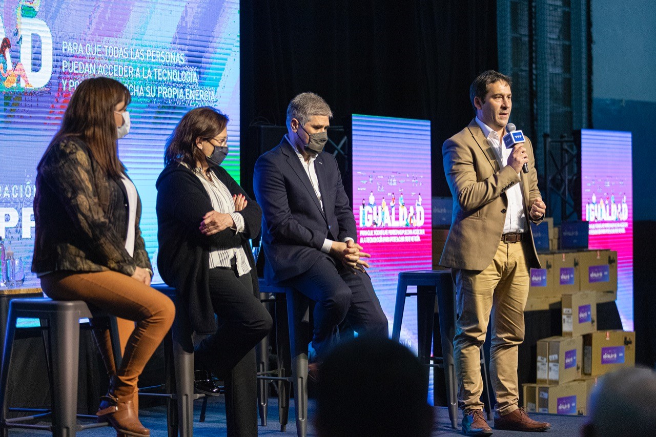 Luque y el presidente de YPF entregaron 584 notebooks a jóvenes de Comodoro Rivadavia