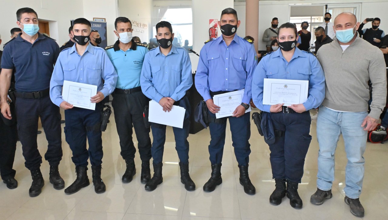 Quiénes son los efectivos policiales reconocidos luego de salvar la vida de un bebé en Comodoro Rivadavia