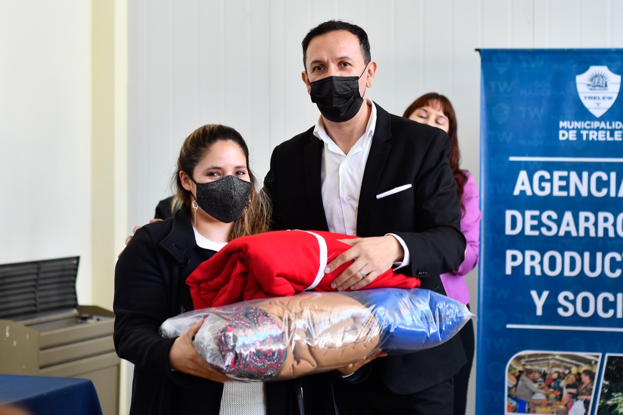 Emprendedores de Trelew recibieron microcreditos, mesocréditos, telas y alimentos no perecederos