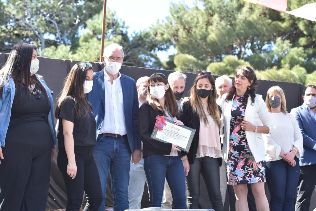 Funcionarios provinciales celebraron el 121º aniversario de Camarones con firma de convenios e inauguración de obras