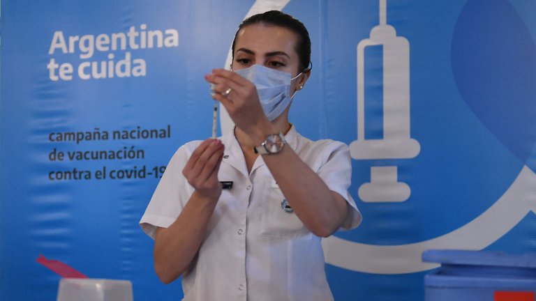 Aplicarán una tercera dosis a los mayores de 50 años que fueron vacunados con Sinopharm y a los inmunocomprometidos de cualquier edad